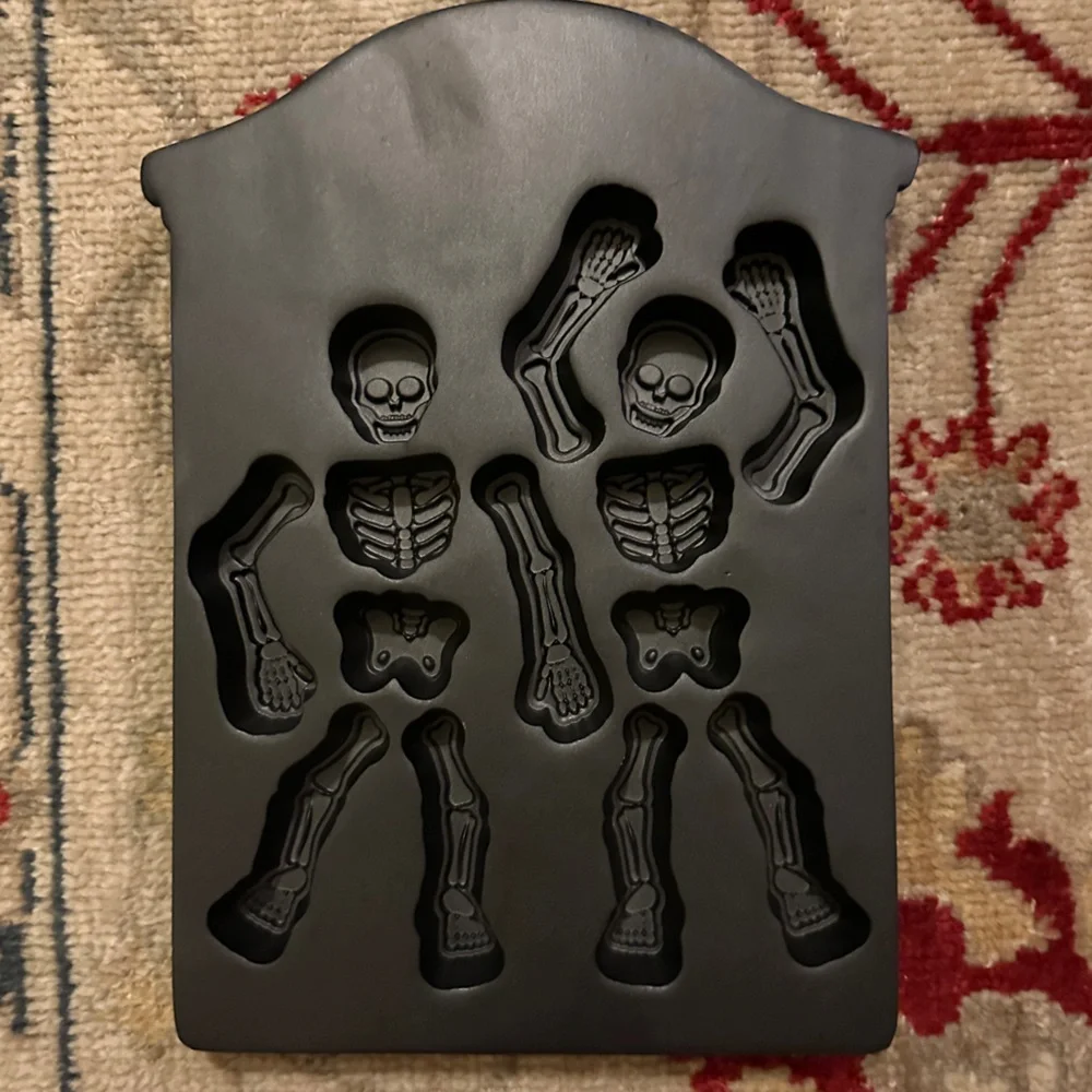 Williams Sonoma Skeleton Cakelet Pan